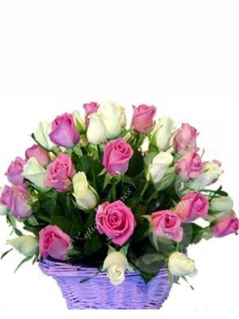 Цветочная корзина из розовых и белых роз Růženka